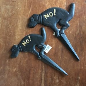 Decorative doggy don’t yard sign.